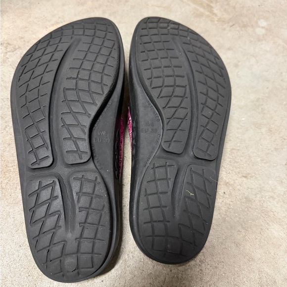 OOFOS Women's Black and Red Sandals Collection - Picture 4 of 11